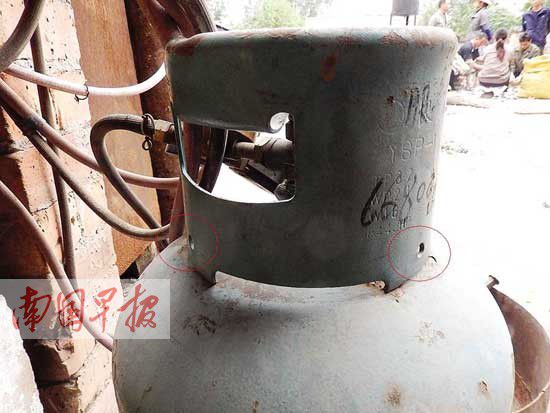 如果市民換裝的鋼瓶護(hù)罩上出現(xiàn)類似小孔（紅色圓圈處），很可能就是翻新后的“螺絲瓶”，應(yīng)立即停用。