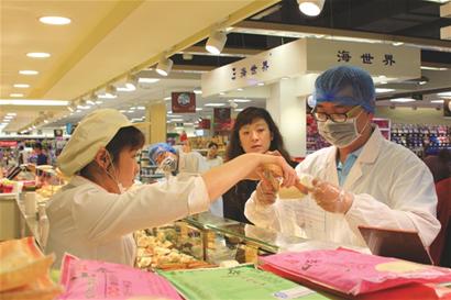 昨日，記者從嶗山區(qū)食藥監(jiān)局獲悉，為提高流通環(huán)節(jié)的食品安全質量，嶗山區(qū)在全區(qū)大型商超開展了引入第三方檢測服務工作，引導大型商超自行出資、主動加強自律性抽驗。
