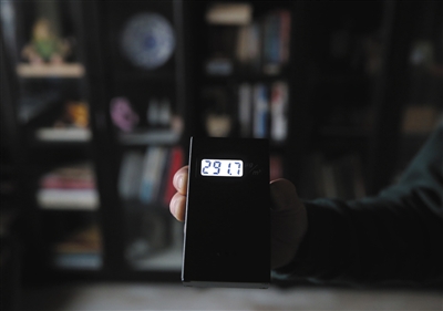 該小區(qū)一居民家內PM2.5為291.7ug/m3，與室外相差不大。