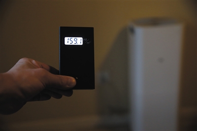 開凈化器半小時后，PM2.5降至159.1ug/m3。